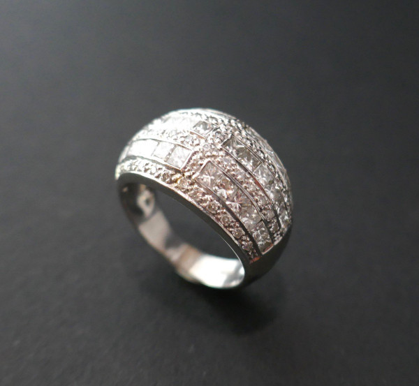 Anello con diamante da 1 carato.