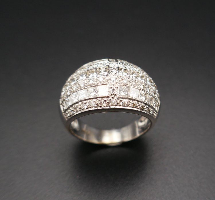 Anello con diamante da 1 carato.