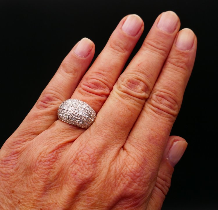 Anello con diamante da 1 carato.