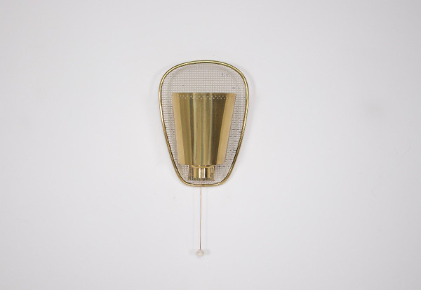 Wandleuchte aus perforiertem Messing im Jacques Biny-Stil.
