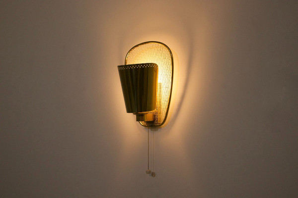 Wandleuchte aus perforiertem Messing im Jacques Biny-Stil.