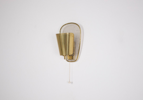 Wandleuchte aus perforiertem Messing im Jacques Biny-Stil.