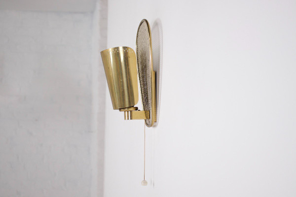 Wandleuchte aus perforiertem Messing im Jacques Biny-Stil.