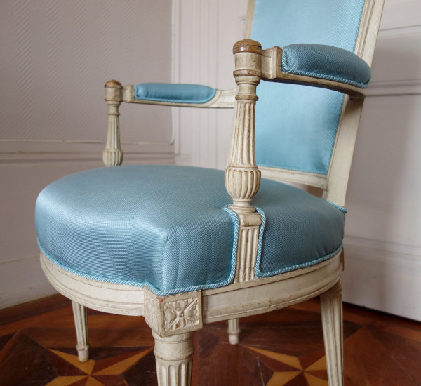 Paire De Fauteuils Cabriolets d'époque Louis XVI Canetillé De Soie Bleu