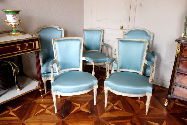 Paire De Fauteuils Cabriolets d'époque Louis XVI Canetillé De Soie Bleu