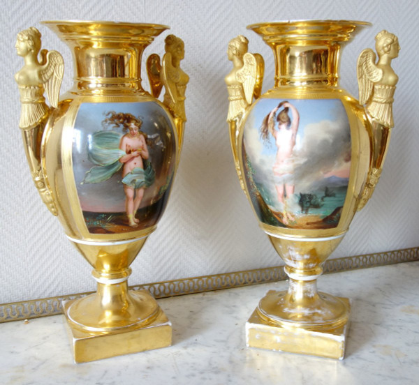 Coppia di grandi vasi in porcellana del periodo Impero - allegorie dell'aria e dell'acqua - 38,5 cm