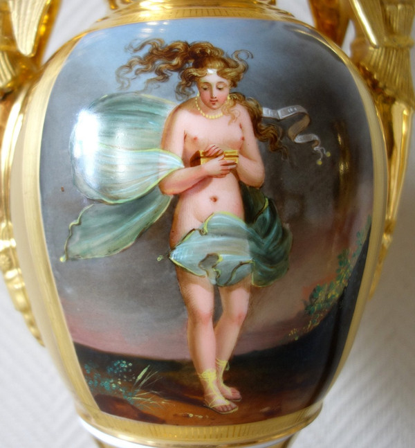 Coppia di grandi vasi in porcellana del periodo Impero - allegorie dell'aria e dell'acqua - 38,5 cm