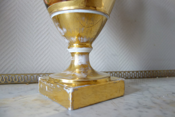 Coppia di grandi vasi in porcellana del periodo Impero - allegorie dell'aria e dell'acqua - 38,5 cm