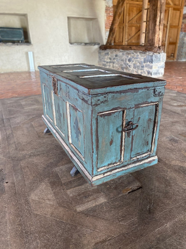 Patina-Hochzeitstruhe aus dem 18. Jahrhundert mit kleinen Salzkästen
