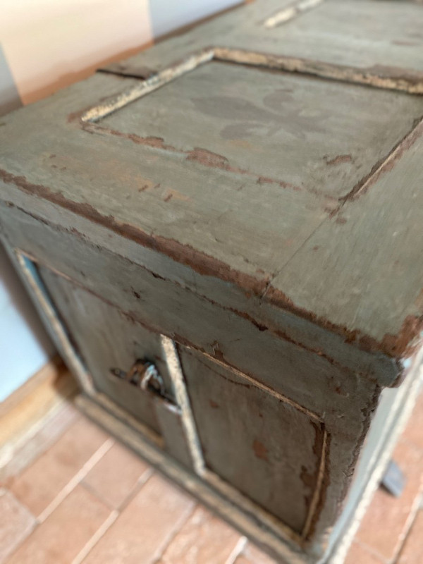 Patina-Hochzeitstruhe aus dem 18. Jahrhundert mit kleinen Salzkästen