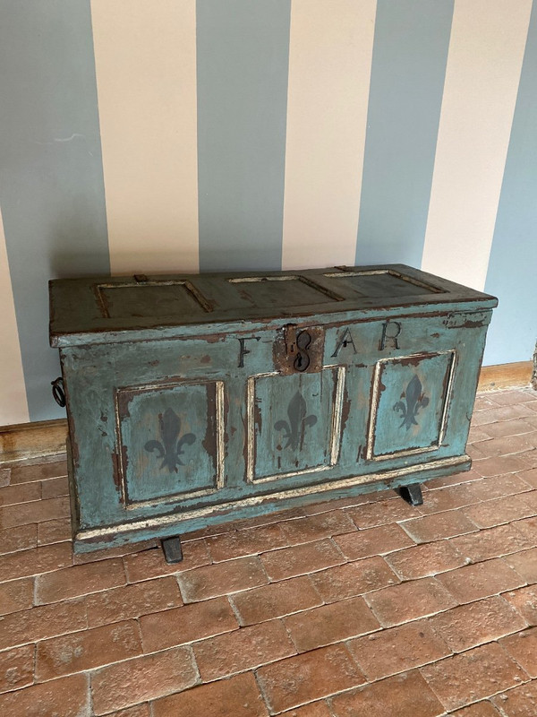 Patina-Hochzeitstruhe aus dem 18. Jahrhundert mit kleinen Salzkästen