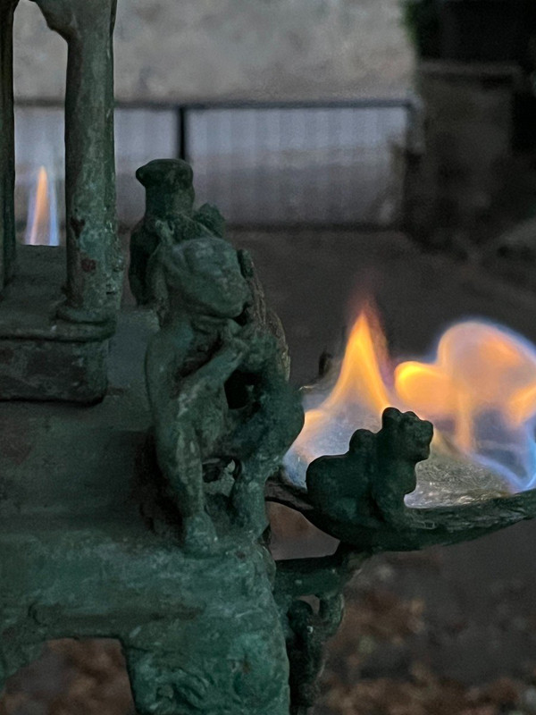 Lampada ad olio in bronzo Tempio Krishna Mandir