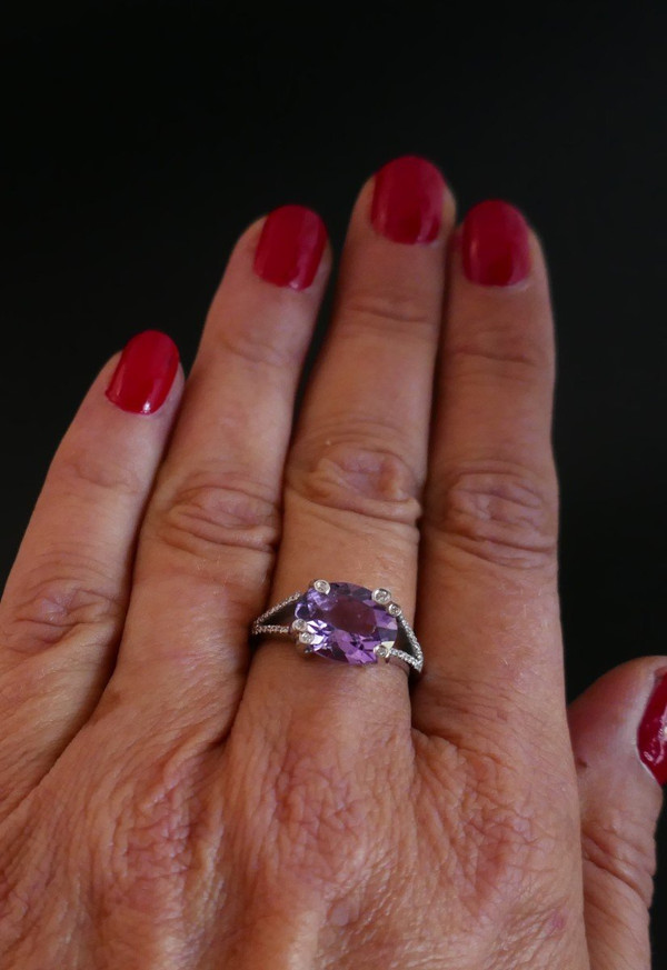 Anello Con Ametista E Diamanti, Oro Bianco 18 Carati.