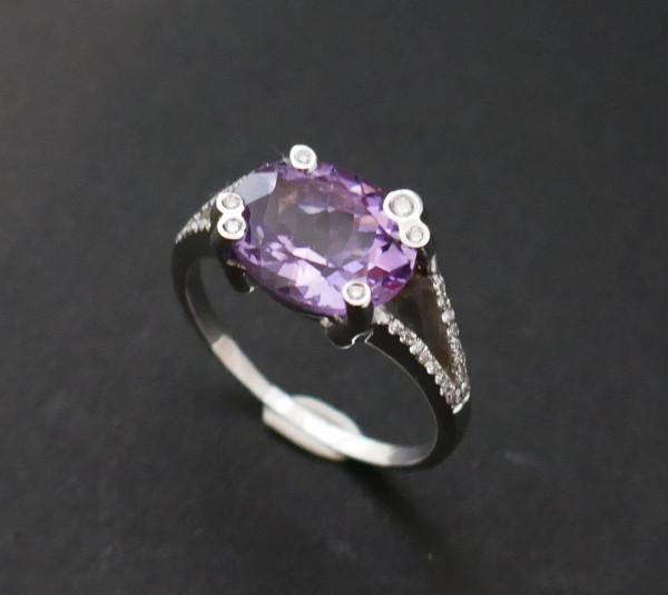 Anello Con Ametista E Diamanti, Oro Bianco 18 Carati.