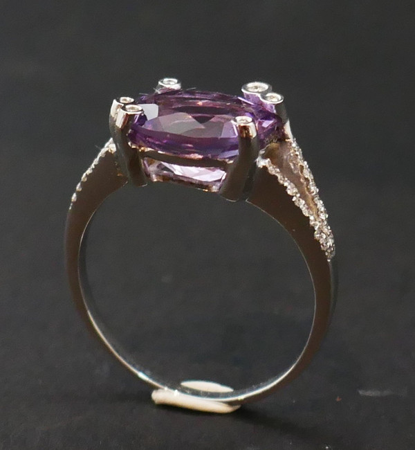 Anello Con Ametista E Diamanti, Oro Bianco 18 Carati.