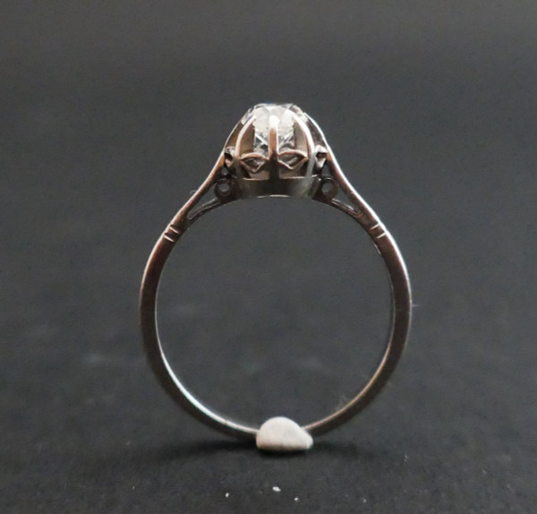 Platinring, besetzt mit einem Diamanten.