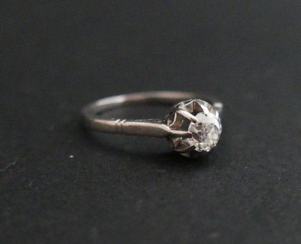 Platinring, besetzt mit einem Diamanten.