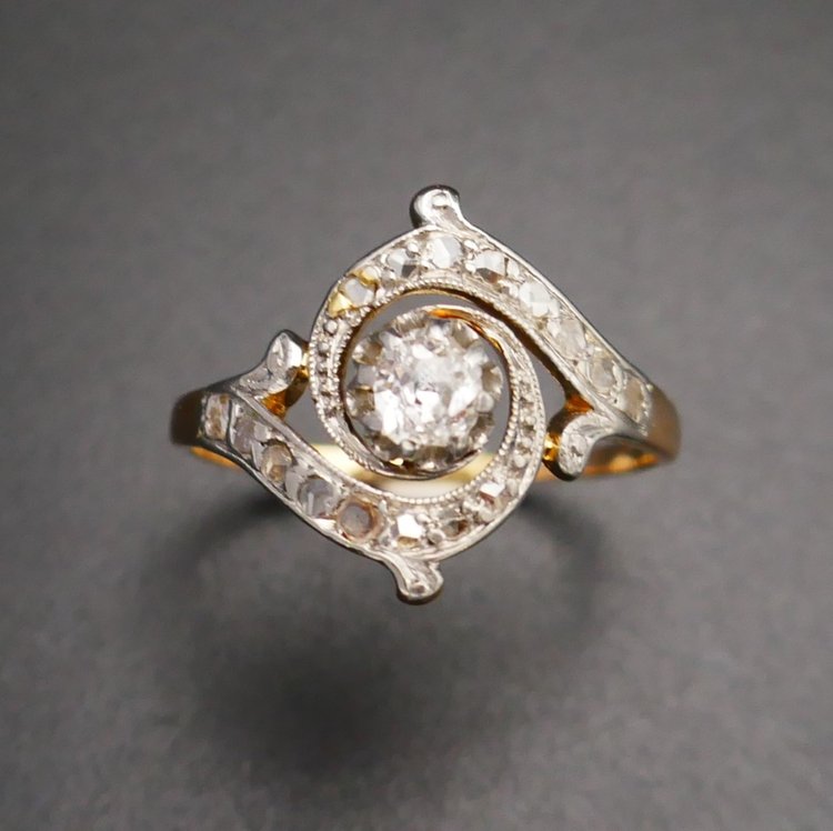 Anello con diamanti in stile Art Nouveau.