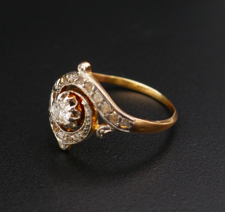 Anello con diamanti in stile Art Nouveau.
