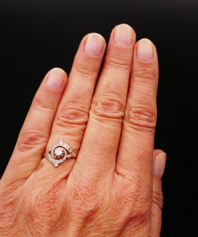 Anello con diamanti in stile Art Nouveau.