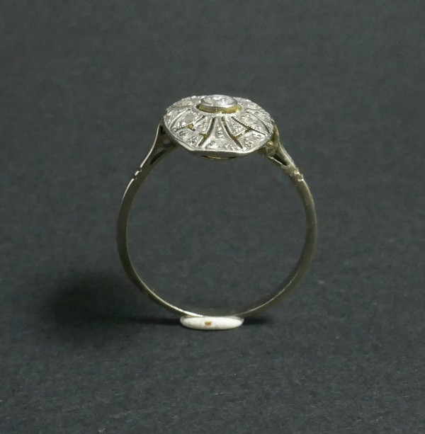 Anello con diamante, oro bianco 18 carati.