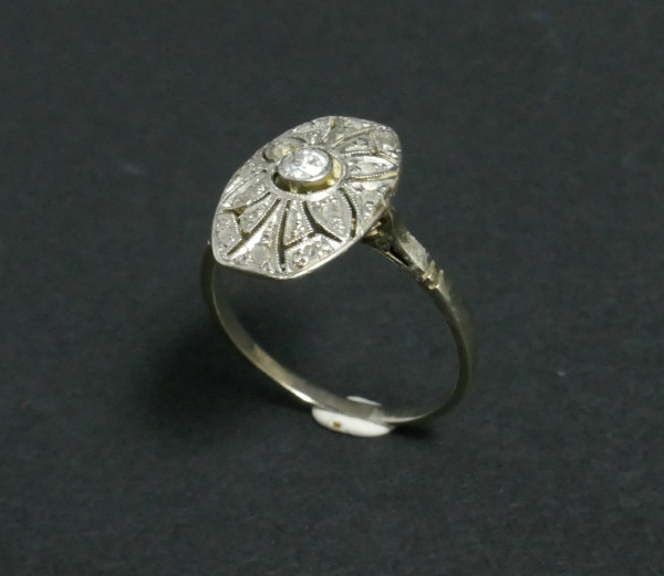 Anello con diamante, oro bianco 18 carati.