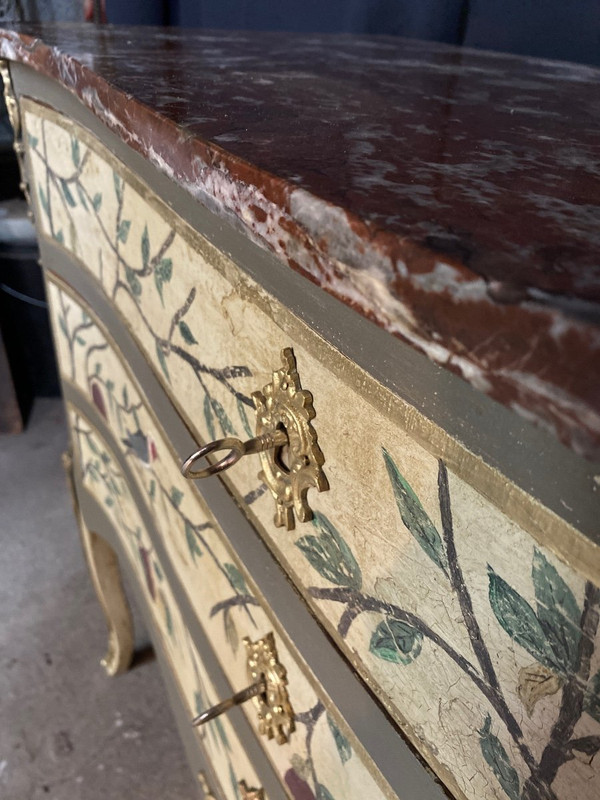 Comò splendidamente decorato con foglie e uccelli, fine del XIX secolo con marmo