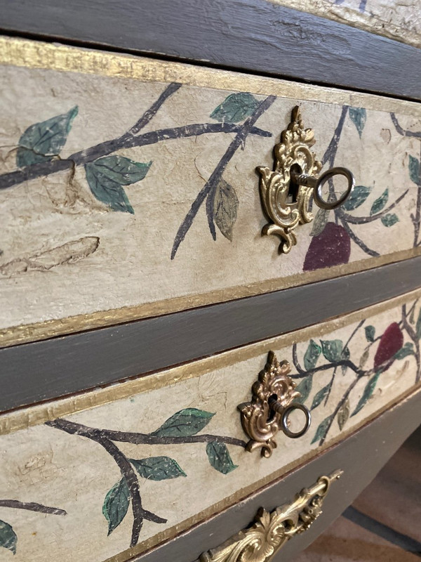 Comò splendidamente decorato con foglie e uccelli, fine del XIX secolo con marmo