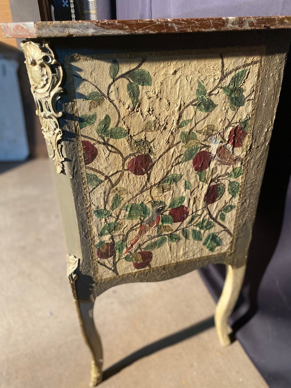 Comò splendidamente decorato con foglie e uccelli, fine del XIX secolo con marmo