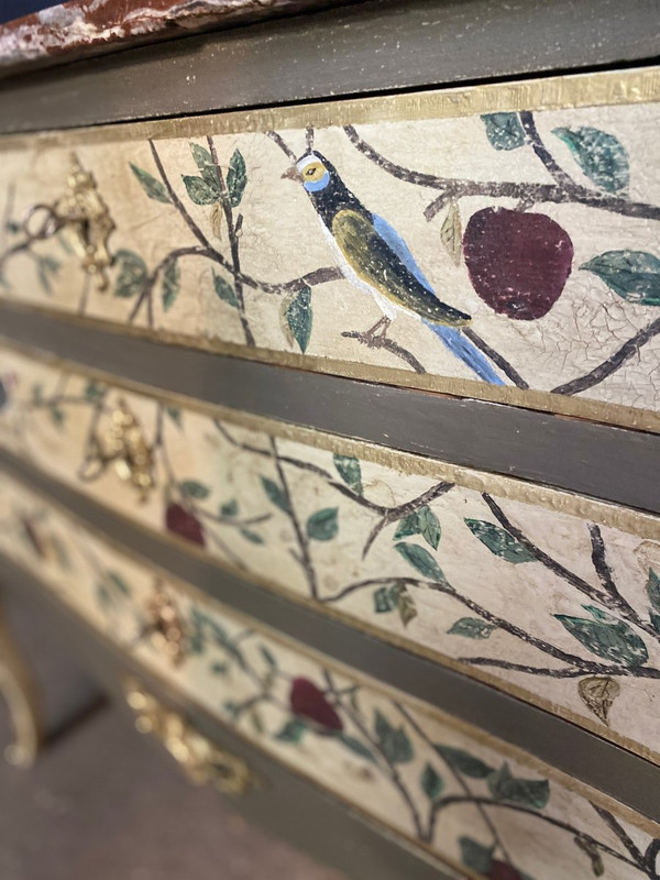 Comò splendidamente decorato con foglie e uccelli, fine del XIX secolo con marmo