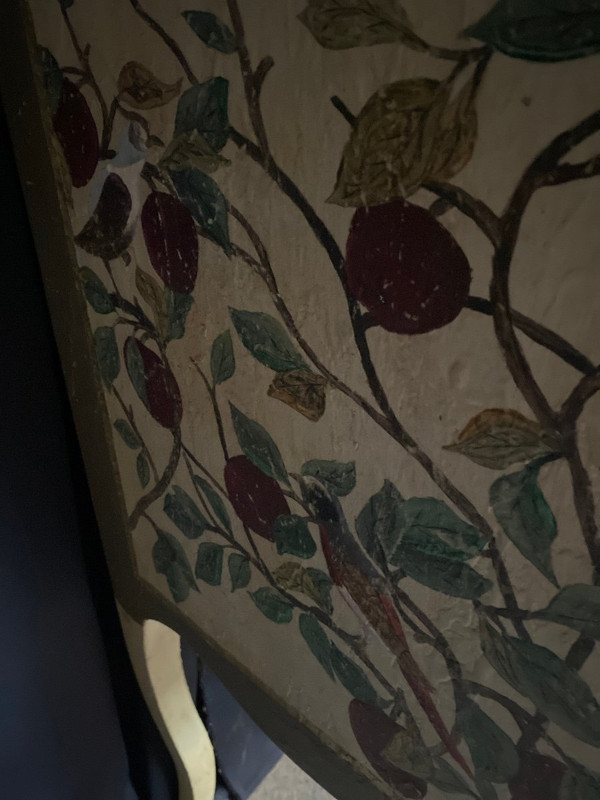 Comò splendidamente decorato con foglie e uccelli, fine del XIX secolo con marmo