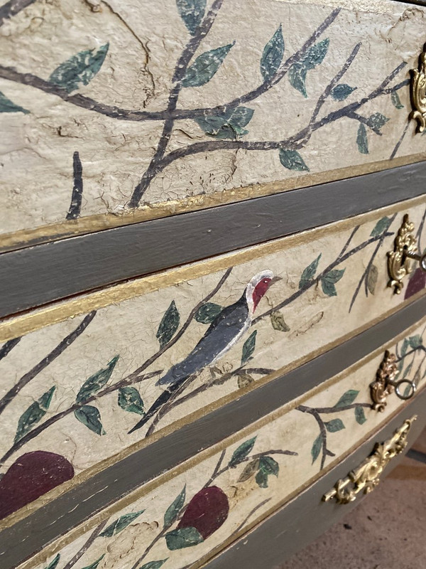 Comò splendidamente decorato con foglie e uccelli, fine del XIX secolo con marmo