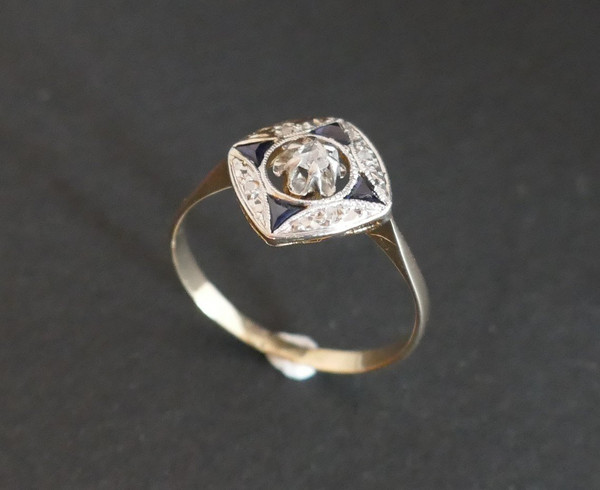 Anello Art Déco con diamanti e zaffiri.