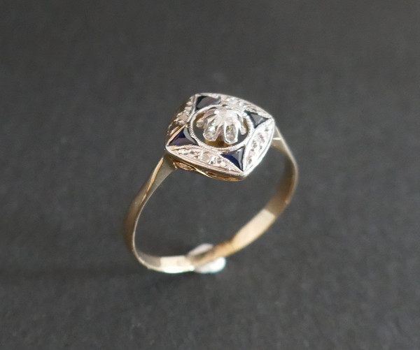 Anello Art Déco con diamanti e zaffiri.