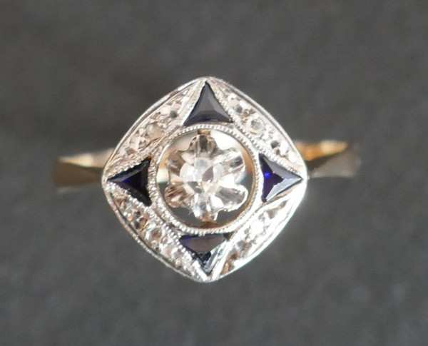 Anello Art Déco con diamanti e zaffiri.