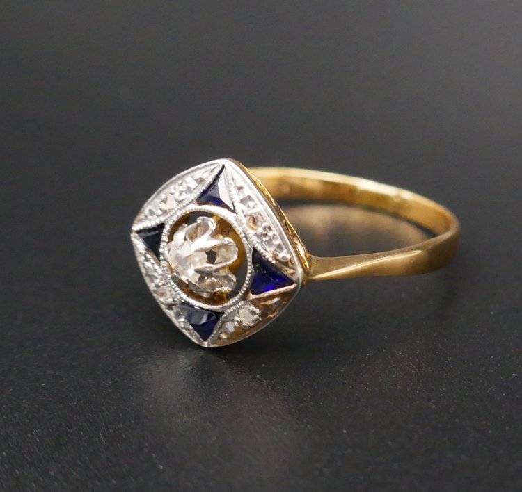 Anello Art Déco con diamanti e zaffiri.