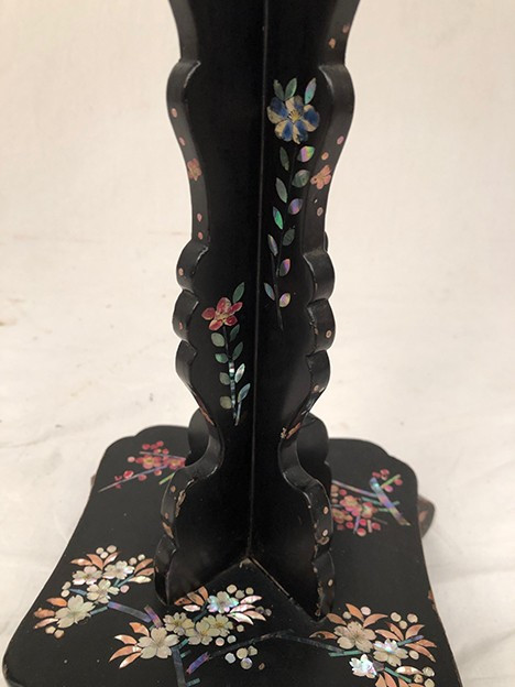 Tavolino inclinabile Napoleone III, legno bordeaux annerito decorato con fiori
