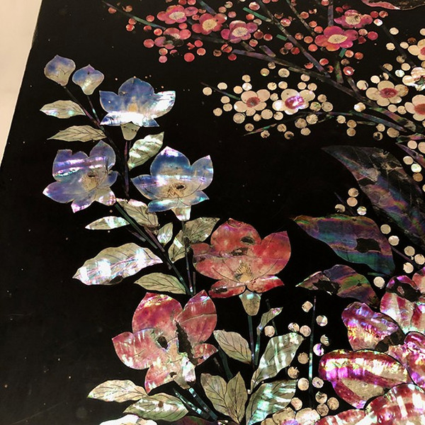Tavolino inclinabile Napoleone III, legno bordeaux annerito decorato con fiori