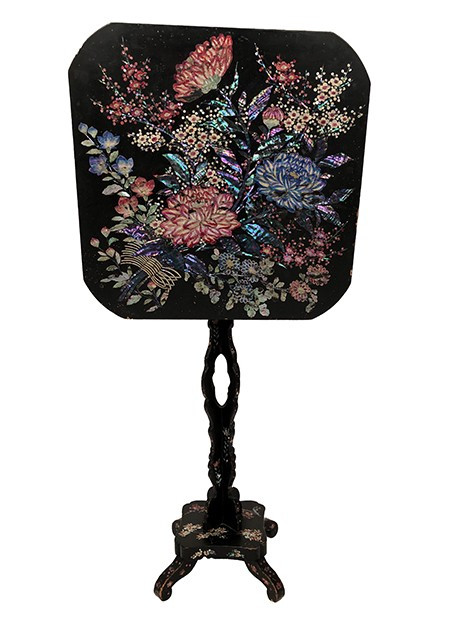 Tavolino inclinabile Napoleone III, legno bordeaux annerito decorato con fiori