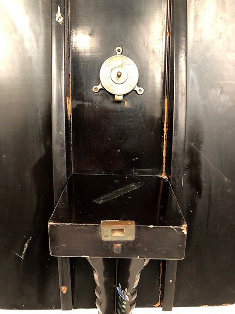 Tavolino inclinabile Napoleone III, legno bordeaux annerito decorato con fiori