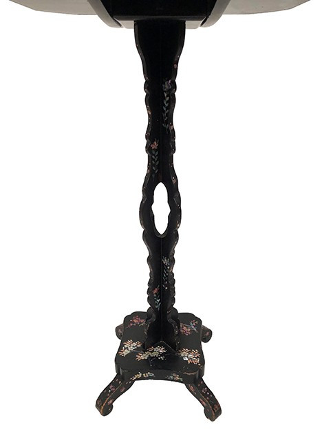 Tavolino inclinabile Napoleone III, legno bordeaux annerito decorato con fiori