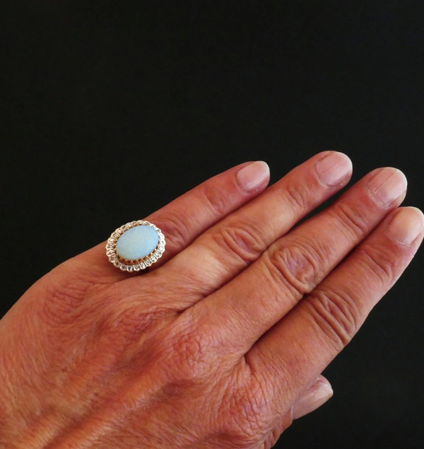 Anello con opale e diamanti.