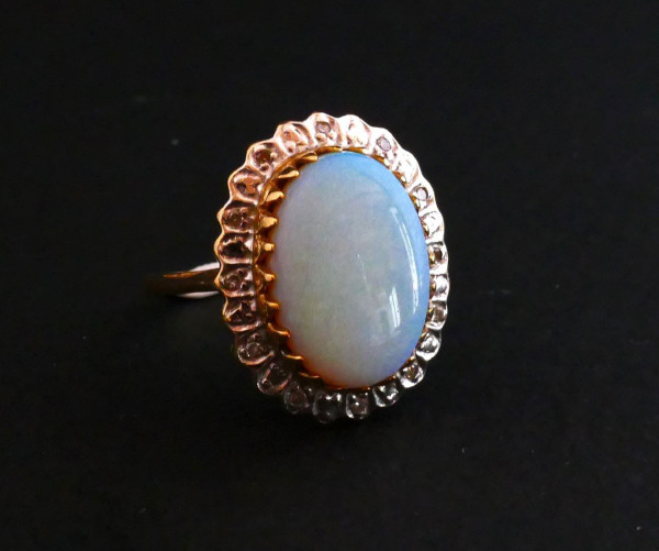 Anello con opale e diamanti.
