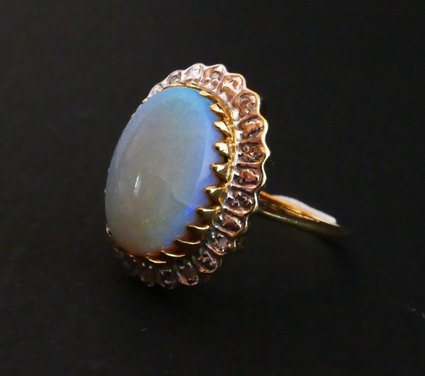 Anello con opale e diamanti.