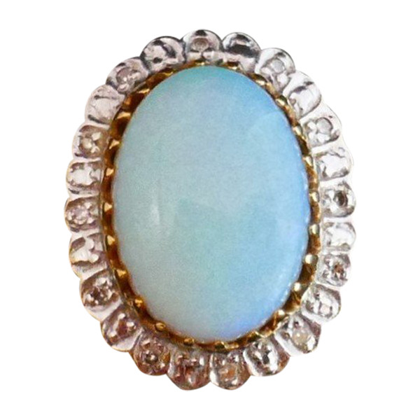 Anello con opale e diamanti.