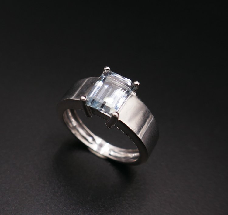 Bague Sertie d'Une Aigue Marine, Or Blanc 18 Carats.
