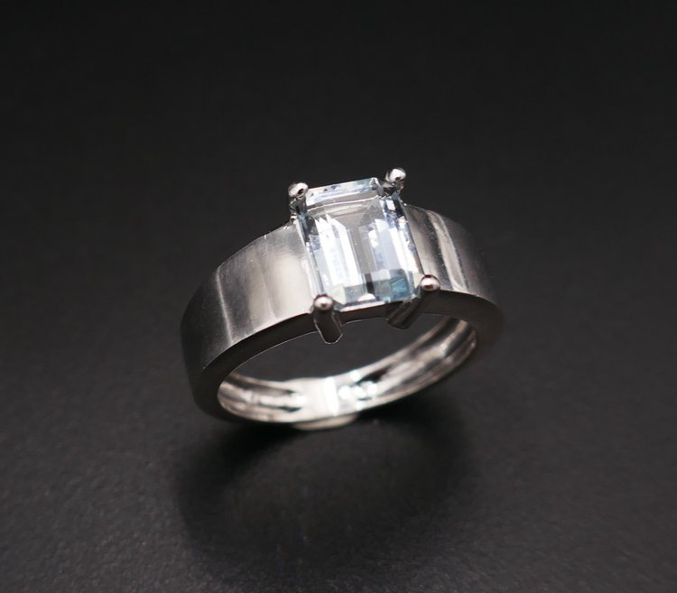 Bague Sertie d'Une Aigue Marine, Or Blanc 18 Carats.