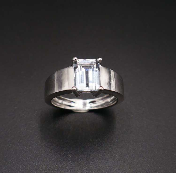 Bague Sertie d'Une Aigue Marine, Or Blanc 18 Carats.