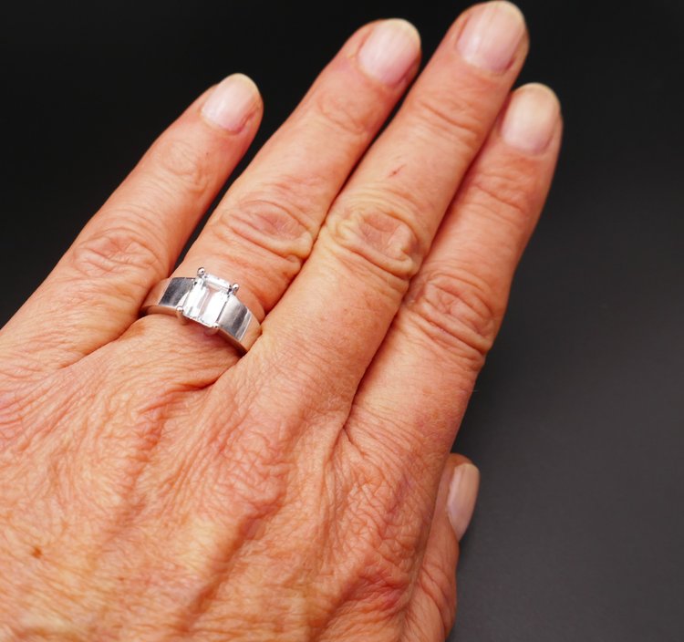 Bague Sertie d'Une Aigue Marine, Or Blanc 18 Carats.