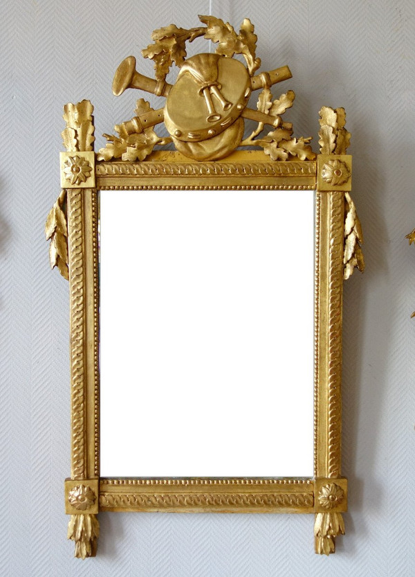 Grand Miroir En Bois Doré d'époque Louis XVI, Modèle Provençal, Fronton à Trophée De Musique